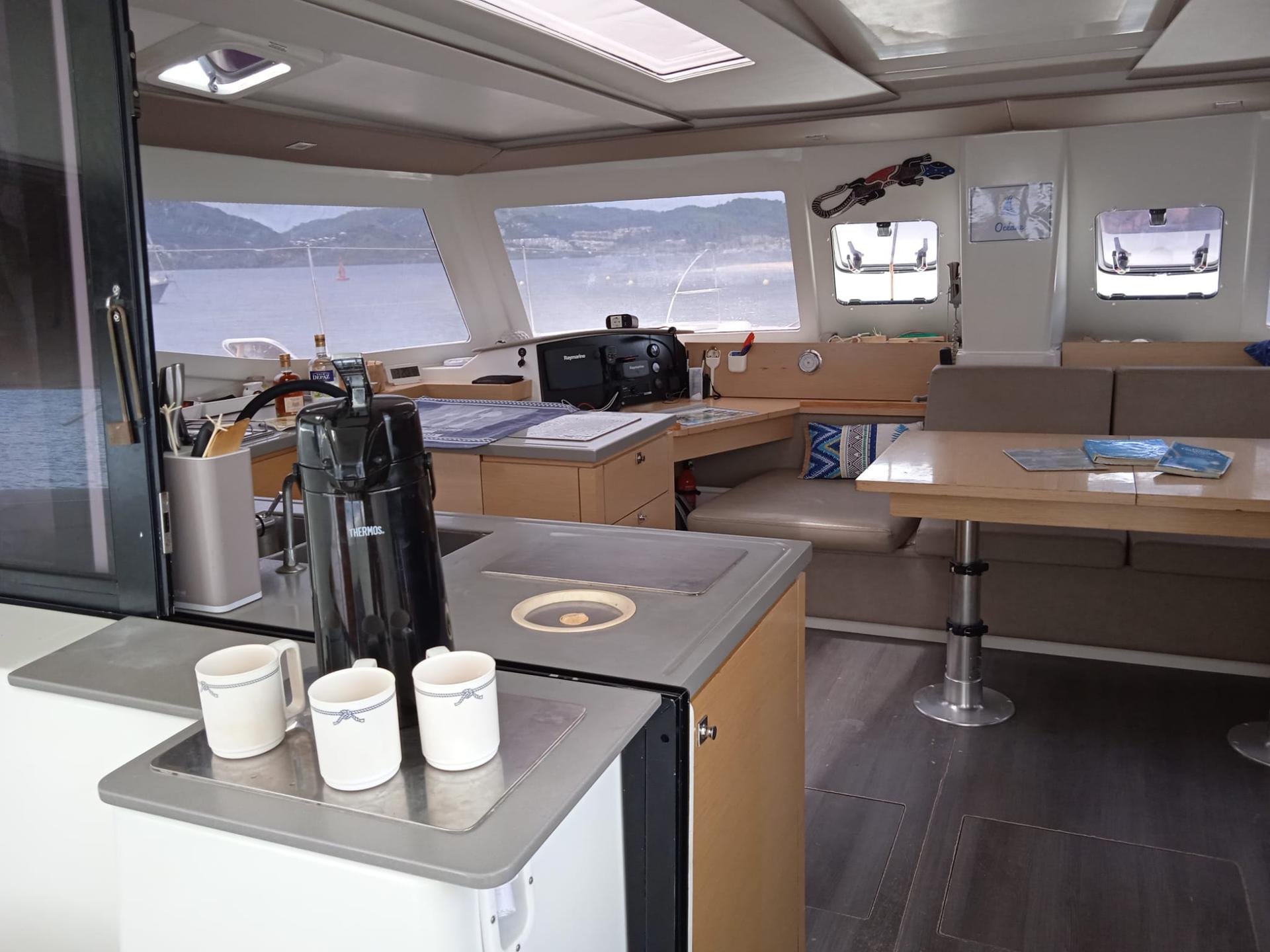 slider 9 Fountaine Pajot Helia 44